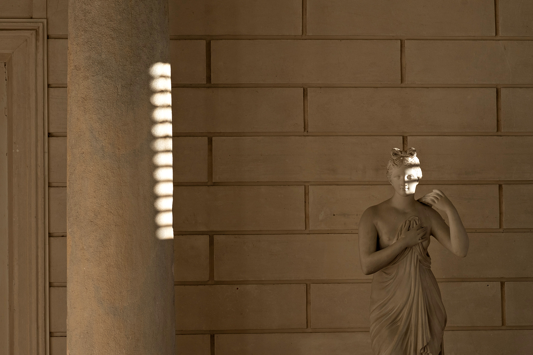 Une statue de pierre touchée par le soleil