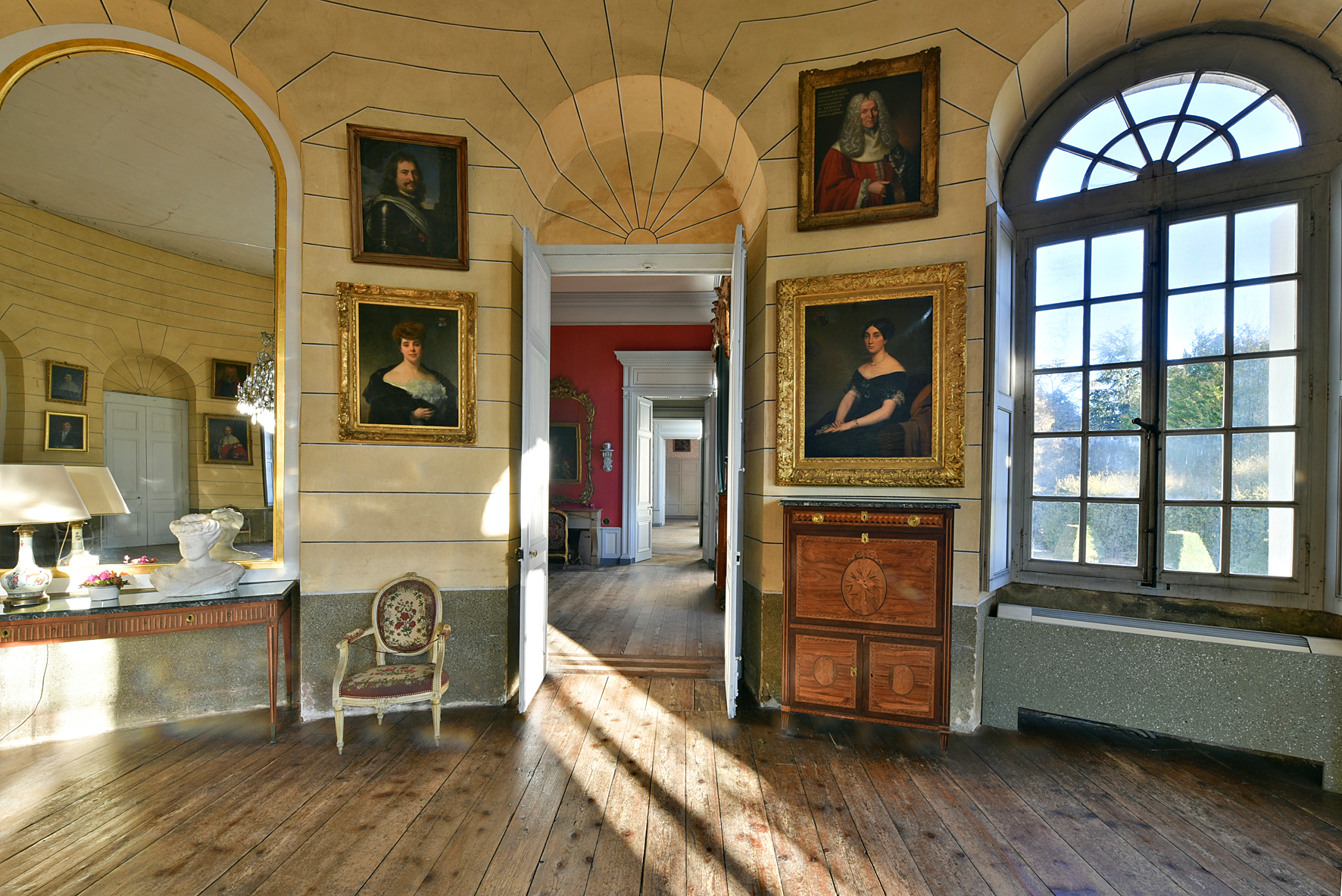 Salons en enfilade avec tableaux aux murs